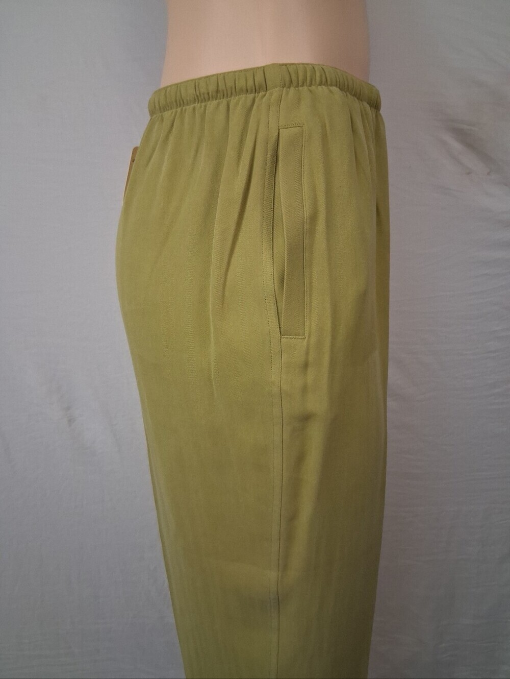Tommy Bahama Olive Drawstring Cropped Capri Pants - Picture 7 of 17